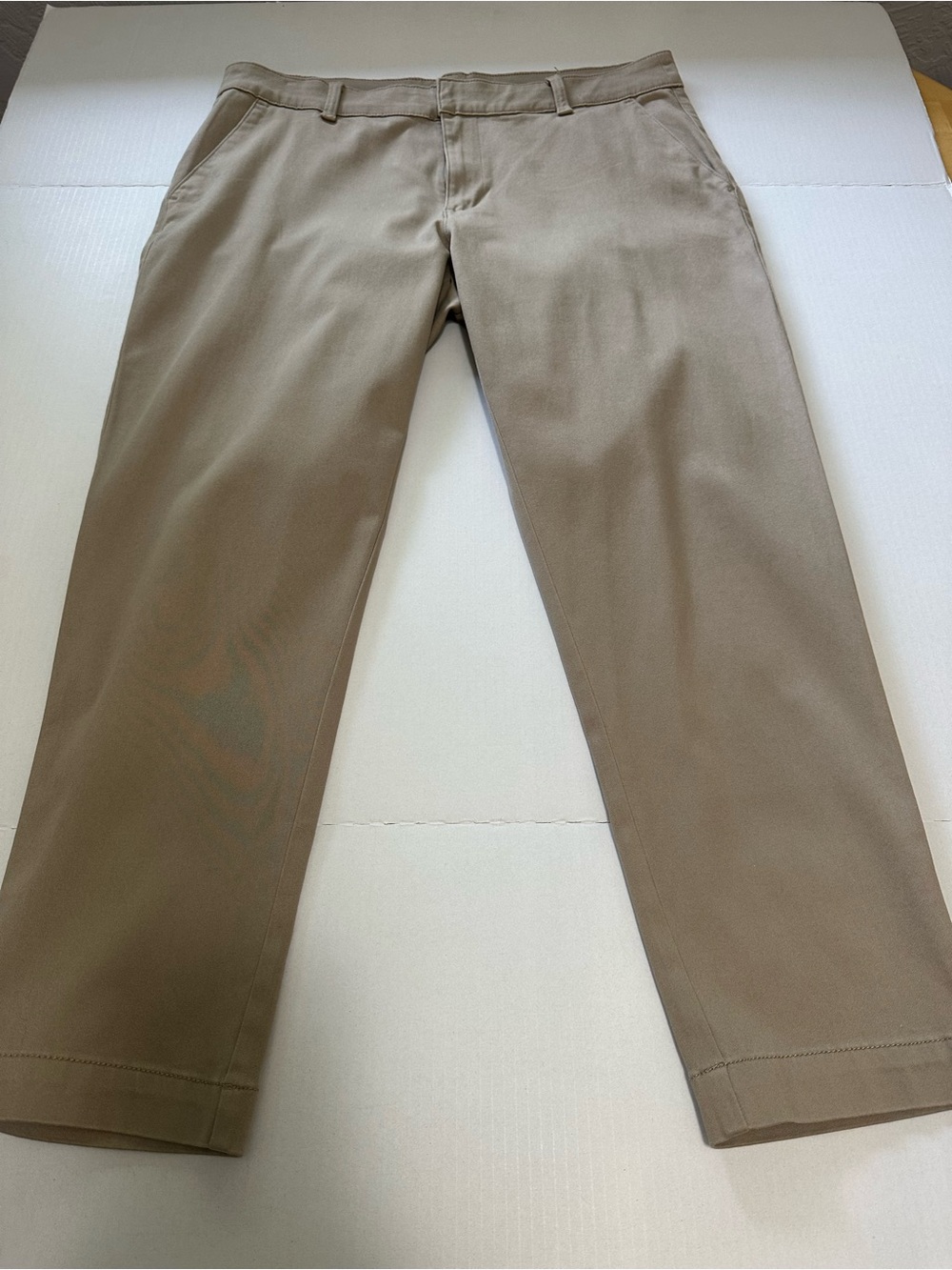Women’s Khaki Capris! Banana Republic Classic Straight Chino Style. Size 14